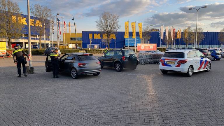 Een impressie van de parkeerplaats na de schietpartij. De auto's op de foto hebben er niets mee te maken (foto: Bert van Doorn).