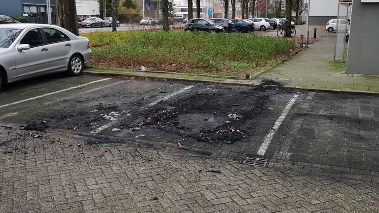 Negende autobrand op parkeerplaats, bewoners eisen cameratoezicht 