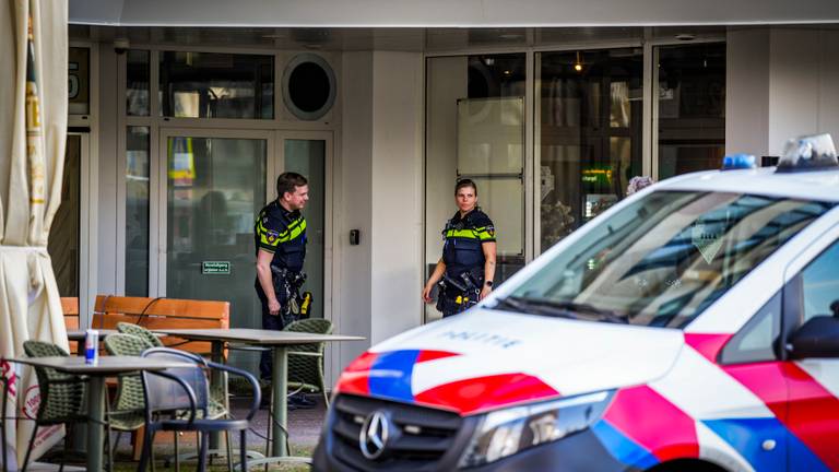 In een flat in Eindhoven is een dode gevonden. De politie onderzoekt de zaak. Foto: SQ Vision
