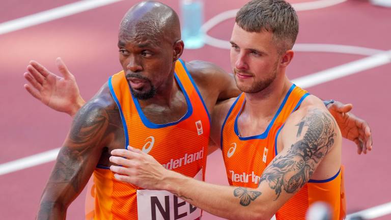 Joris van Gool samen met Churandy Martina na de 4x100 meter (Foto: OrangePictures)