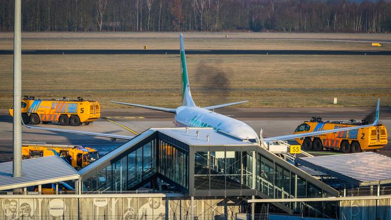Passagiers uit vliegtuig op Eindhoven Airport gehaald: rook in cockpit