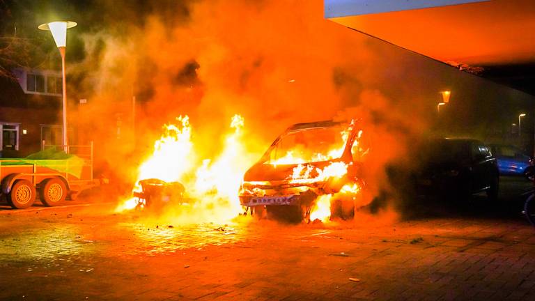 De brand sloeg over van de auto's naar het appartementencomplex in Eindhoven (foto: Sem van Rijssel/SQ Vision).