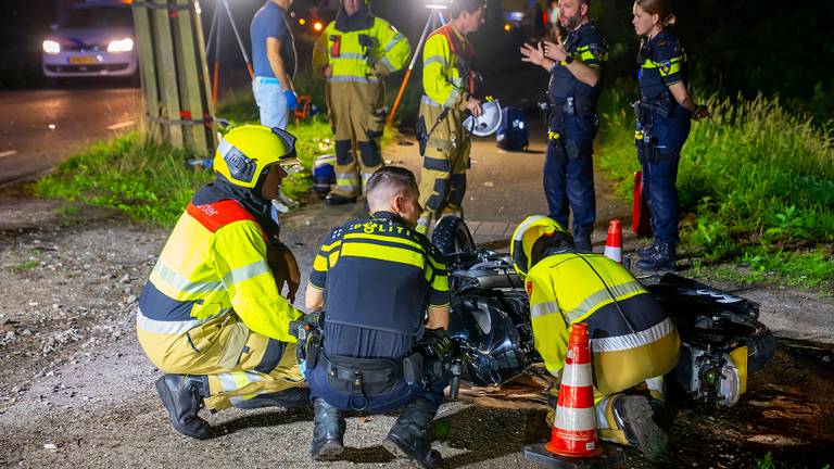 Motorrijder zwaargewond bij botsing op auto, met spoed naar ziekenhuis