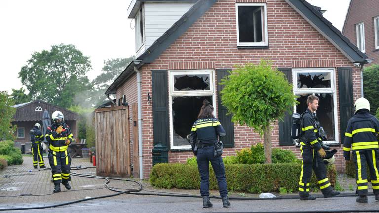 De brandweer bij het huis in Sprundel waar de brand woedde (foto: Perry Roovers/SQ Vision).