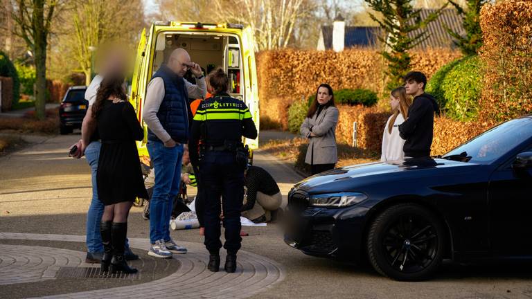 Het slachtoffer van een botsing in Kaatsheuvel ligt op de grond (foto: SQ Vision).