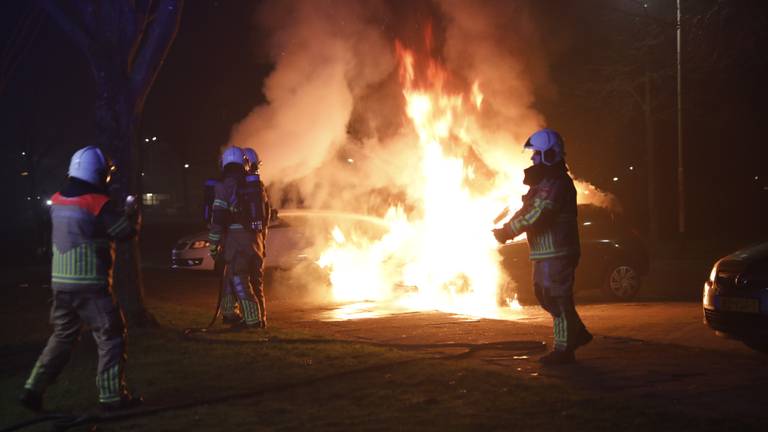 Er werden auto's in brand gestoken tijdens nieuwjaarsnacht in Roosendaal (foto: Christian Traets/SQ Vision).