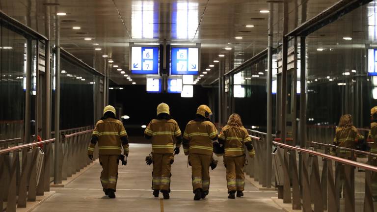 De brandweer kon de jongeren uit de lift van station Boxtel halen (foto: Sander van Gils/SQ Vision).