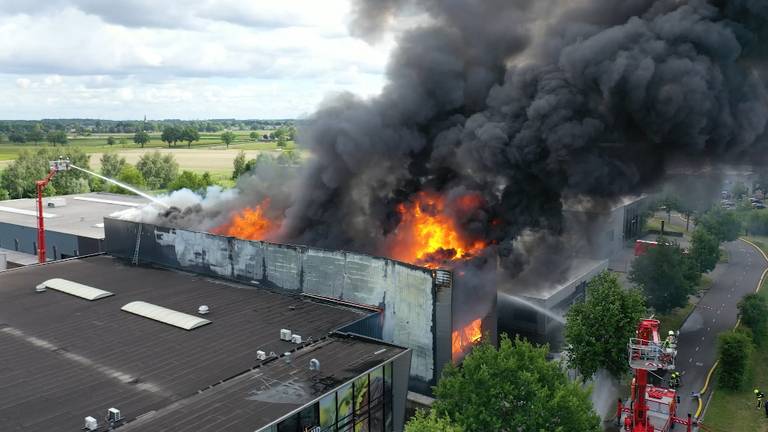 Bij aanmaakblokjesfabriek Fire-Up woedde een grote brand (beeld: LOVO).