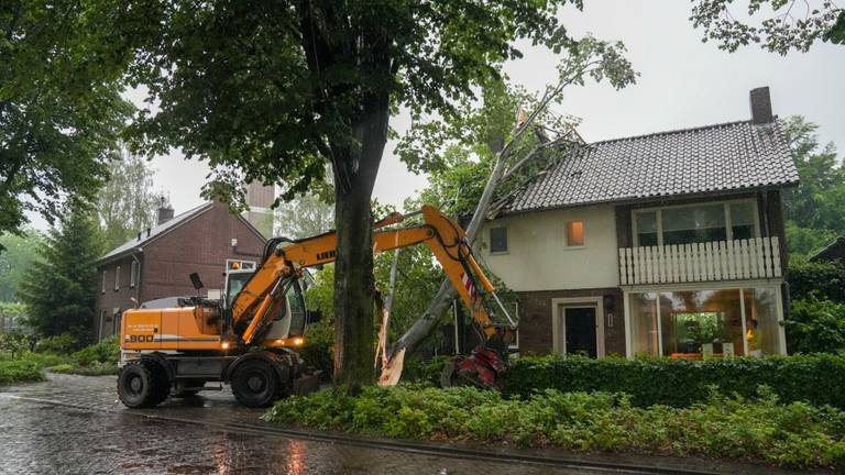 Een deel van een boom viel tijdens noodweer op een huis in Gemert. (foto: Harrie Grijseels/SQ Vision) 