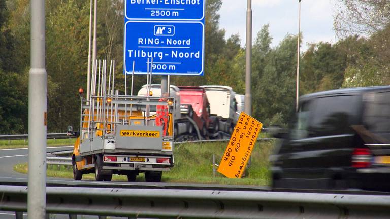Wegwerkers halen tijdelijke verkeersborden weg (foto: Omroep Brabant).