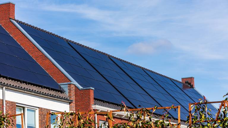 Zonnepanelen op de daken van woningen in Nuenen (foto: Hollandse Hoogte/ANP).