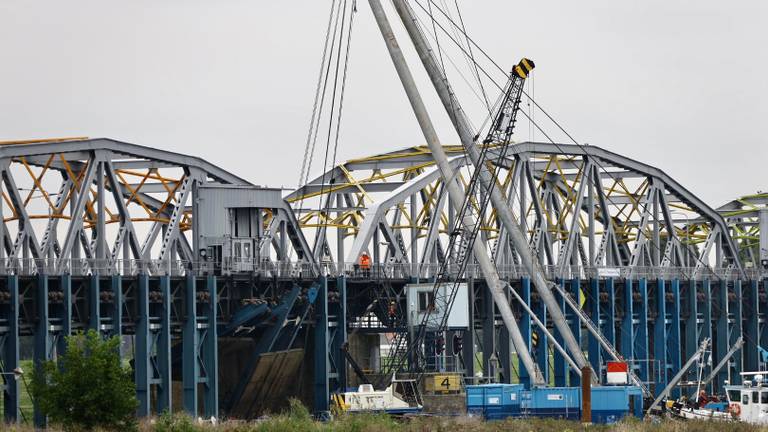 Kraanschip helpt bij het lostrekken van keerschot (Foto: SK-Media/SQ Vision)