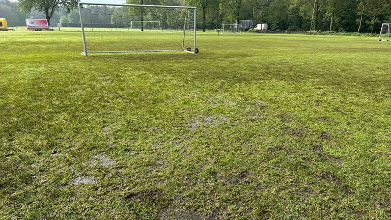 De velden bij V.V. Vessem zijn een grote modderpoel (foto: V.V. Vessem).