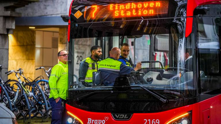 Voetganger geschept door stadsbus (Foto: SQ Vision)