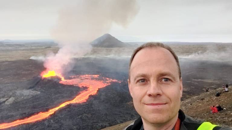 Bart vliegt halsoverkop naar IJsland om foto's van lava te maken