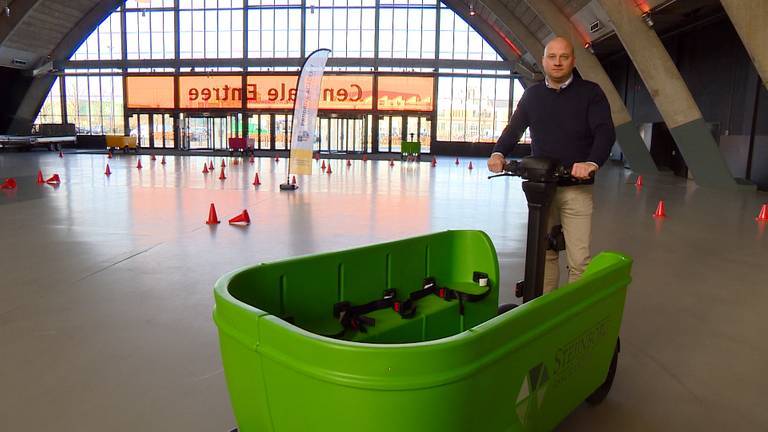 Edwin Renzen laat zijn nieuwe Stint zien (foto: Omroep Brabant).