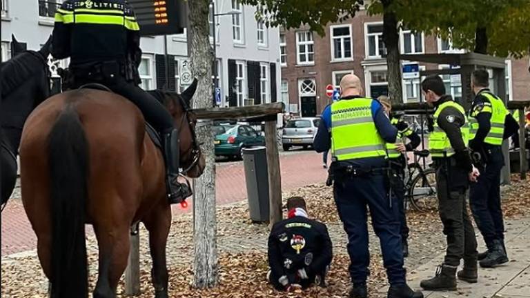 Deze Oeteldonker was vanmiddag al klaar met feestvieren (foto: Handhaving Den Bosch).