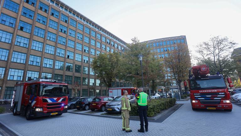 De brandweer rukte met meerdere voertuigen uit vanwege de rook in het wooncomplex in Eindhoven (foto: Arno van der Linden/SQ Vision).