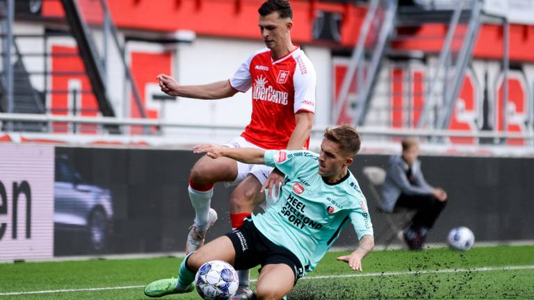 Dean van der Sluijs (Helmond Sport, liggend) in duel met Rico Zeegers (Foto: Orange Pictures). 