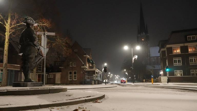 Een winterse start van de vrijdag met een laagje sneeuw in Stiphout (foto: Twitter Willem van Nunen).