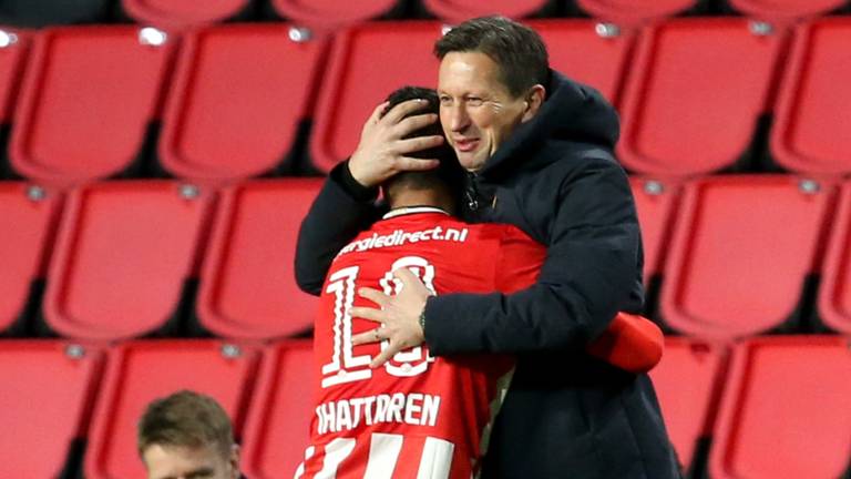 Mohamed Ihattaren rende na zijn goal tegen FC Utrecht direct naar Schmidt toe (foto: OrangePictures).