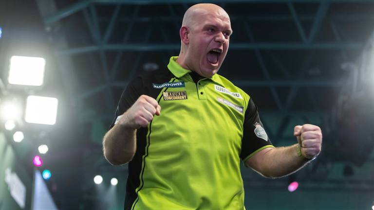 Michael van Gerwen na weer een overwinning (foto: PDC, Taylor Lanning).