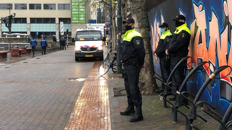 De politie op scherp tijdens een eerder aangekondigde demonstratie van Pegida in Eindhoven (foto: Raymond Merkx).