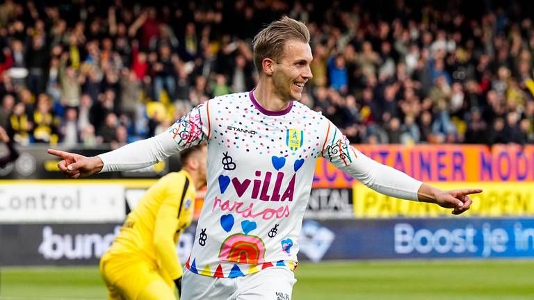 Finn Stokkers viert zijn doelpunt in de speciale shirts voor Villa Pardoes (Foto: OrangePictures)