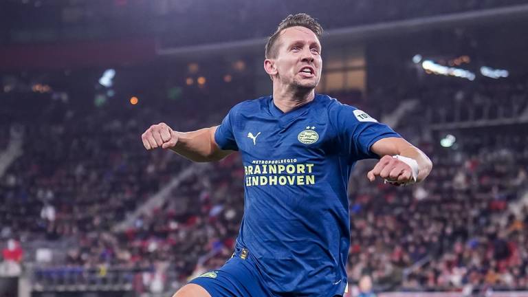 Luuk de Jong viert zijn doelpunt in Alkmaar (foto: OrangePictures). 