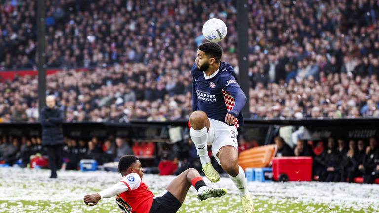 Man of the match Ismael Saibari in duel met Givairo Read (foto: ANP)