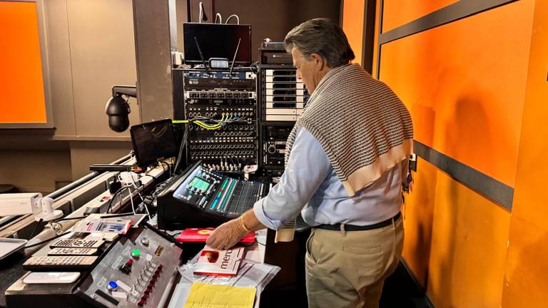 Emile Ratelband bij de mengpanelen (foto: Beneluxtheater). 