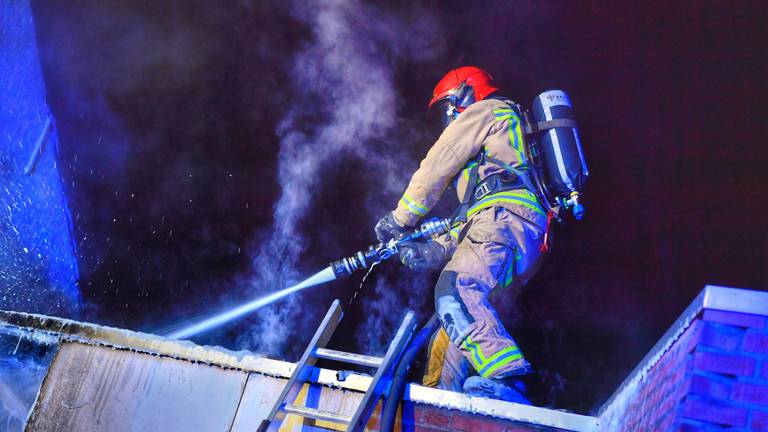 De brandweer op het dak van de opslagruimte van partycentrum Bommel in Valkenswaard(foto: Rico Vogels/SQ Vision).