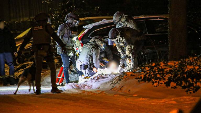 De man werd door een arrestatieteam uit het huis in Asten gehaald (foto: Harrie Grijseels/SQ Vision).