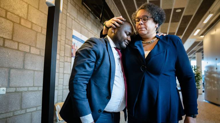 Mpanzu Bamenga en Amnesty directeur Dagmar Oudshoorn na afloop van de uitspraak van de rechtbank (foto: ANP).