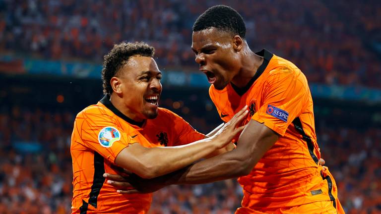 Donyell Malen en Denzel Dumfries vieren de tweede treffer van Oranje (Foto: ANP). 