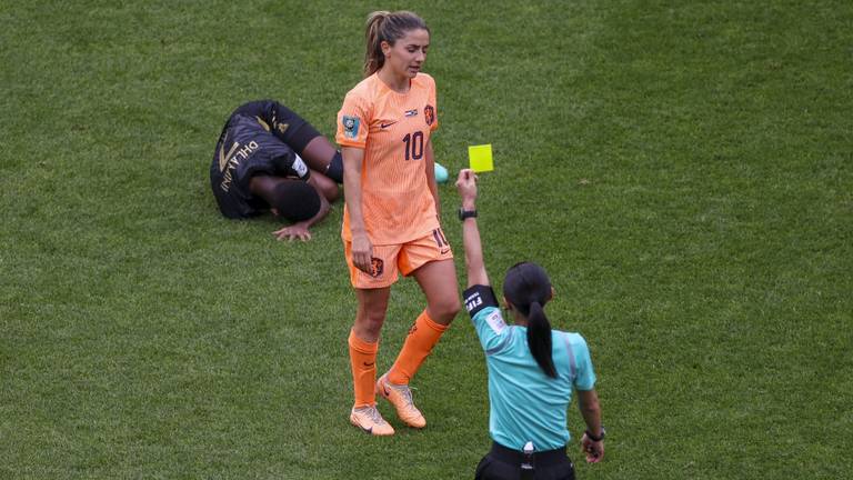 De gele kaart waardoor Danielle van de Donk de kwartfinale van het WK zal missen (Foto: AP Photo/Sophie Ralph via ANP).