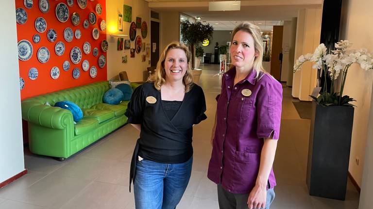 Ghislaine van Rooij en Cindy Dekker van verzorgingshuis De Wever in Tilburg (foto: Tom van den Oetelaar).