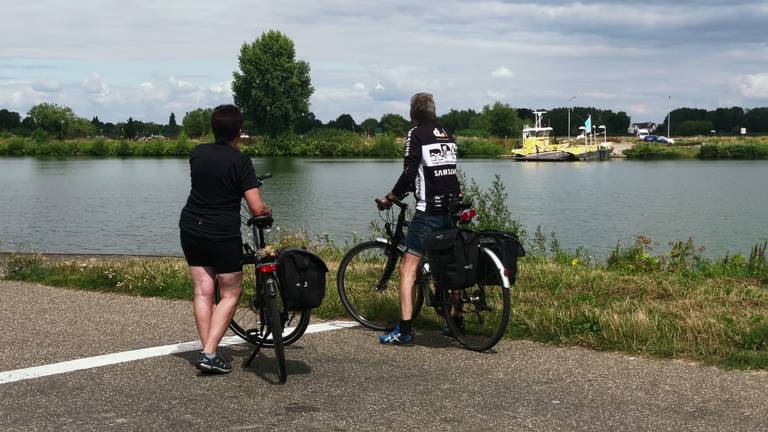 Fietsers wachten voor niks op de veerpont in Oijen (foto: Megan Hanegraaf).