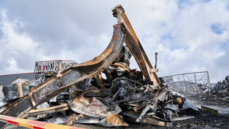 Een berg verwrongen staal op de plaats waar het gebouw van Axell Logistics stond (foto: Tom van der Put/SQ Vision).