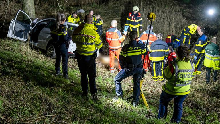 Verschillende hulpdiensten werden opgeroepen na het ongeluk langs de A17 bij Moerdijk. (Foto: Marcel van Dorst/SQ Vision)