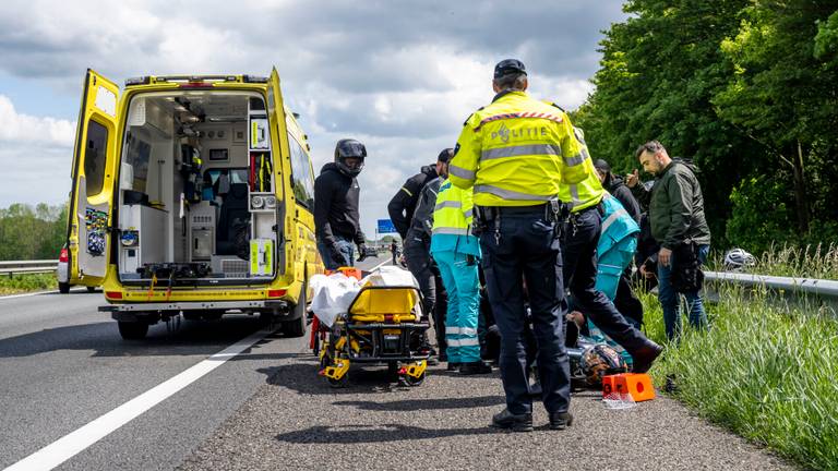 De gewonde motorrijder is na het ongeluk op de A59 met een ambulance naar een ziekenhuis gebracht (foto: Marcel van Dorst/SQ Vision).