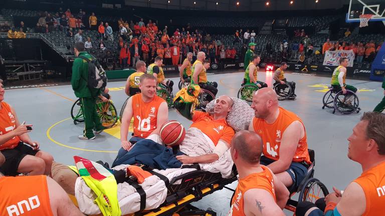 In qualità di capitano della squadra di basket in sedia a rotelle, Gilly ha dovuto seguire la partita a letto (Immagine: Collezione privata) 