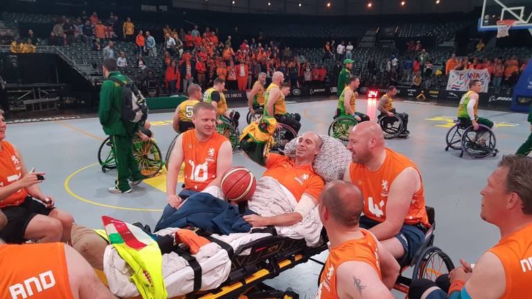 Come capitano della squadra di basket in carrozzina, Jelle ha dovuto guardare la partita a letto (Foto: Collezione privata) 