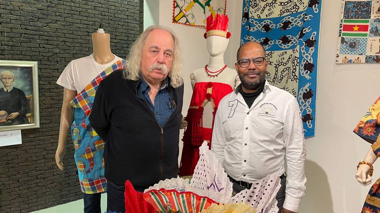 Jerry Bergraaf (r) met Paul Spapens bij de tentoonstelling over het slavernijverleden in Tilburg (foto: Tom van den Oetelaar).