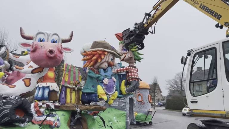 Aan alles komt een eind: in Moesland (Schaijk) zijn de eerste wagens dinsdag alweer afgebroken (foto: Omroep Brabant).