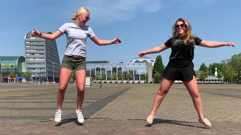 Anisha Groot en Cateau Broere springen van links naar rechts op het Chasséveld. (foto: Eva de Schipper)