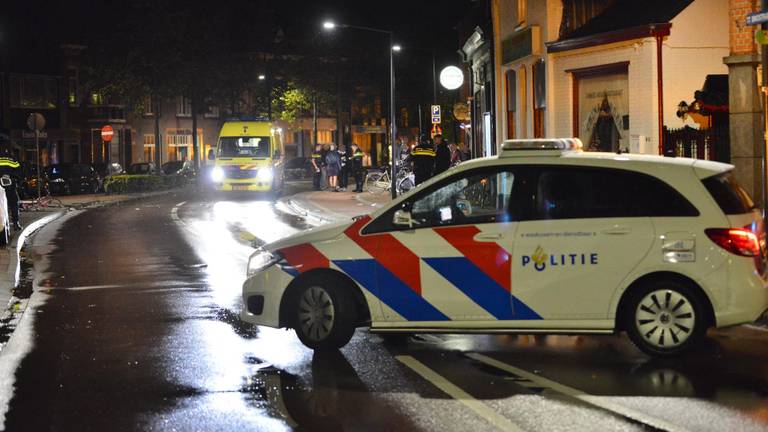 De politie heeft de straat in Rijsbergen afgezet (foto: Perry Roovers/SQ Vision).