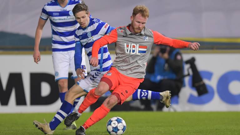 Jort van der Sande (r.) in duel met  Roland Baas (De Graafschap) Foto: Orange Pictures)