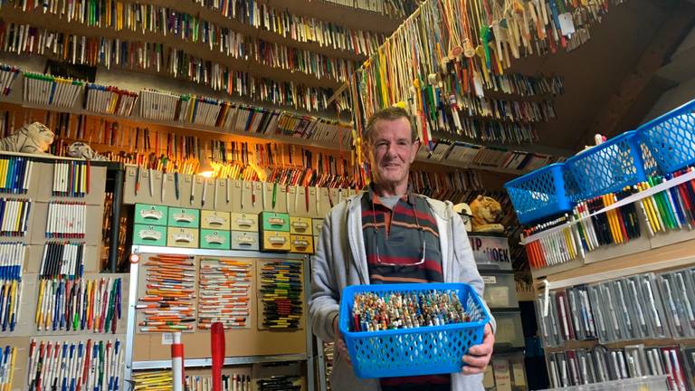 Jacques uit Vlijmen heeft de grootste pennenverzameling van Nederland