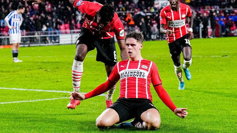 Joey Veerman bedreigd na vertrek Ruud van Nistelrooij (Foto: OrangePictures)